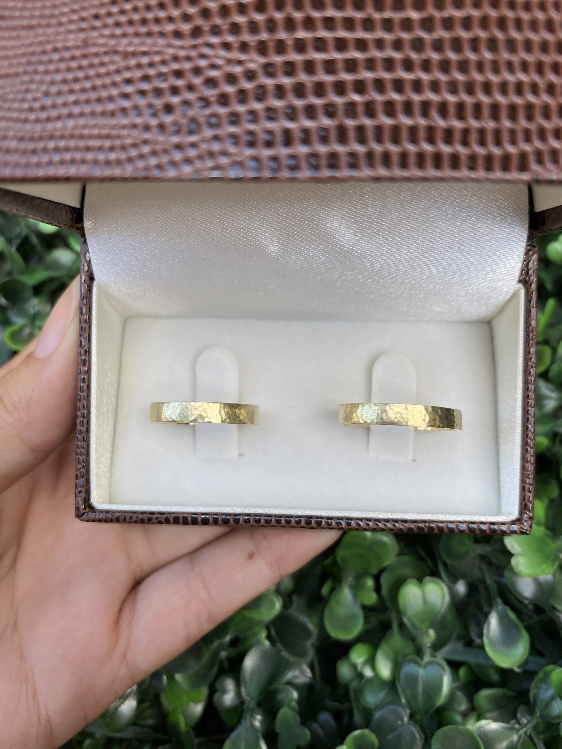 Par de aliança 3mm em ouro - Martelada - Imagem 5