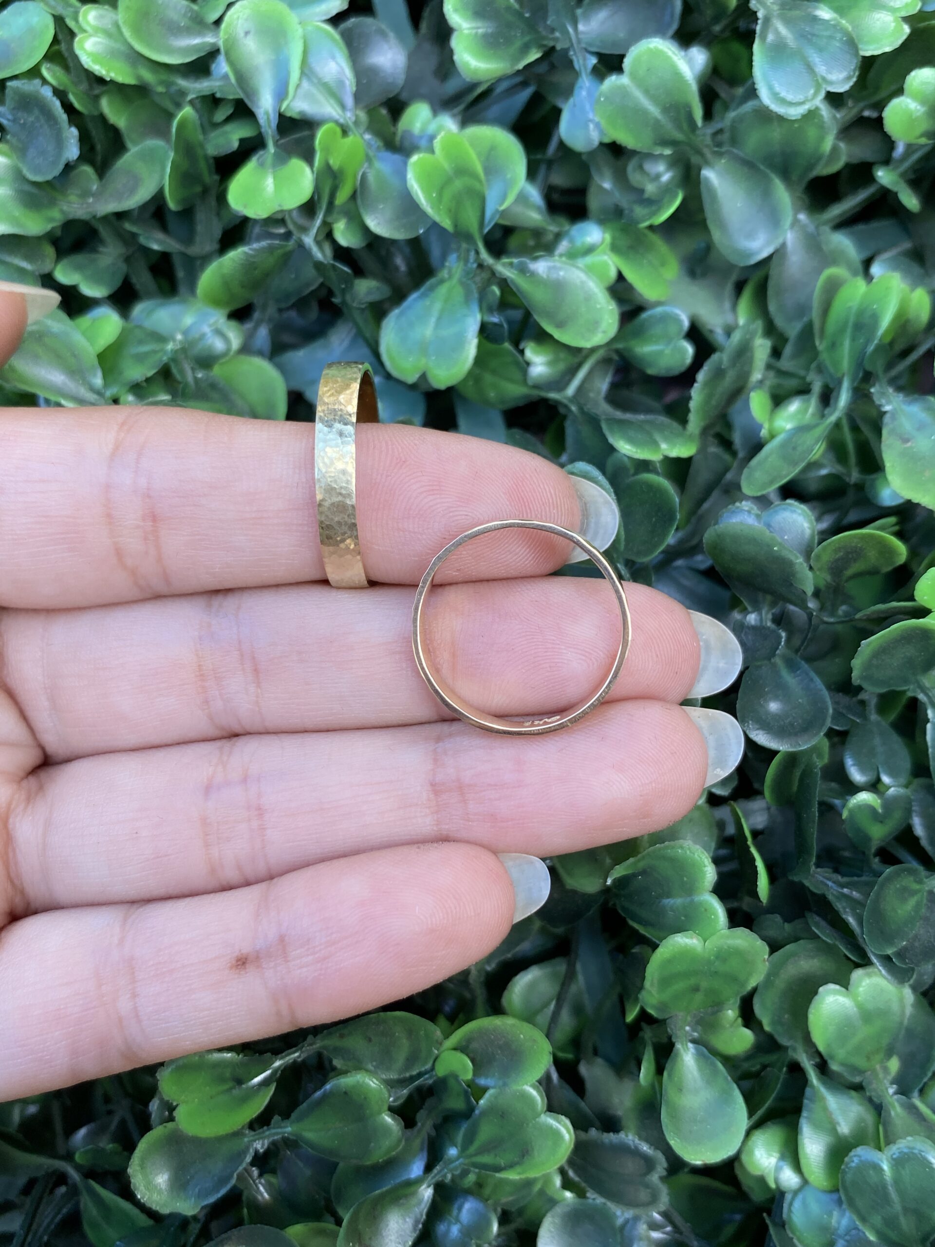 Par de aliança 3mm em ouro - Martelada - Imagem 3