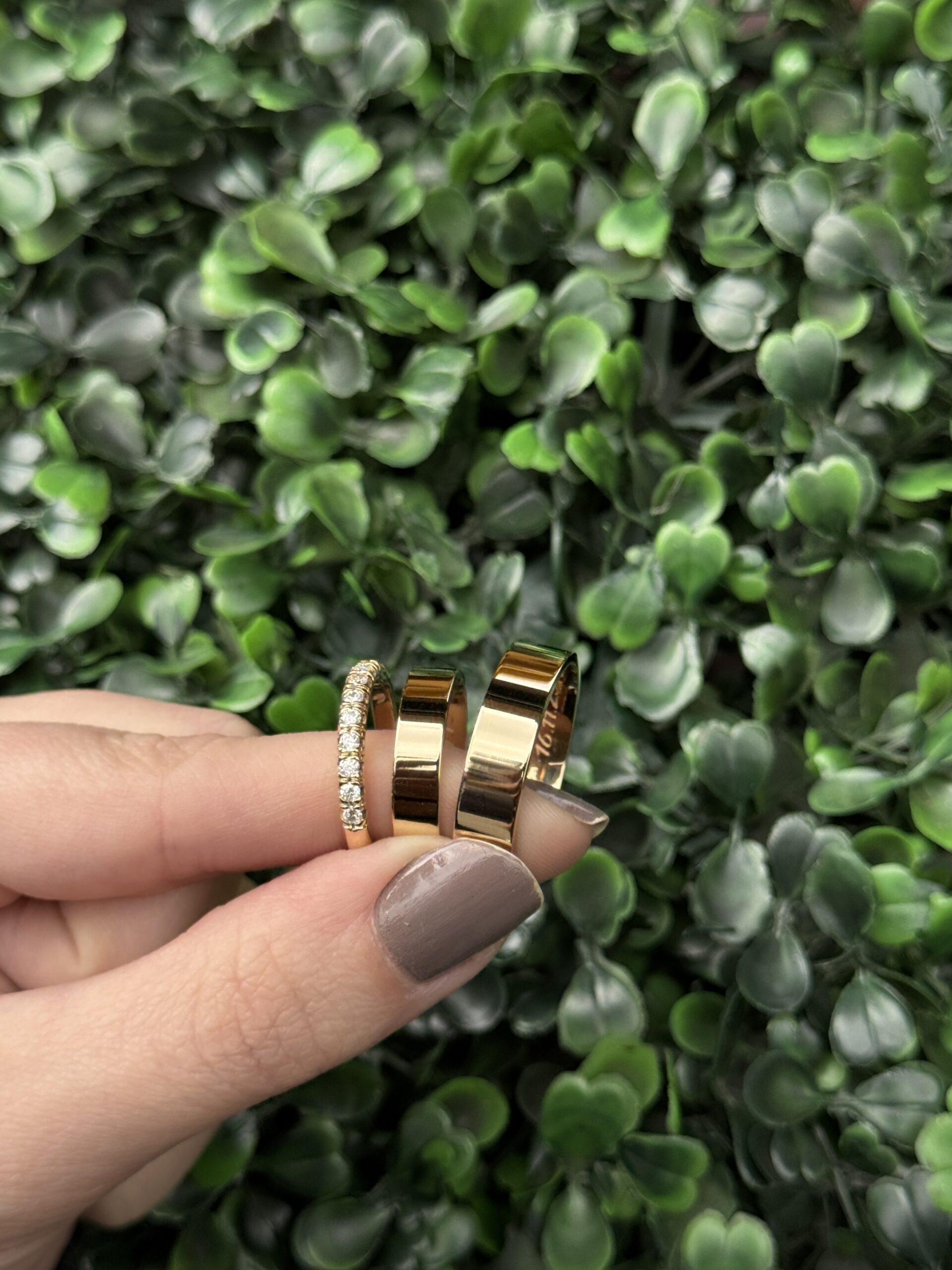 Par de aliança 6mm + meia aliança em ouro