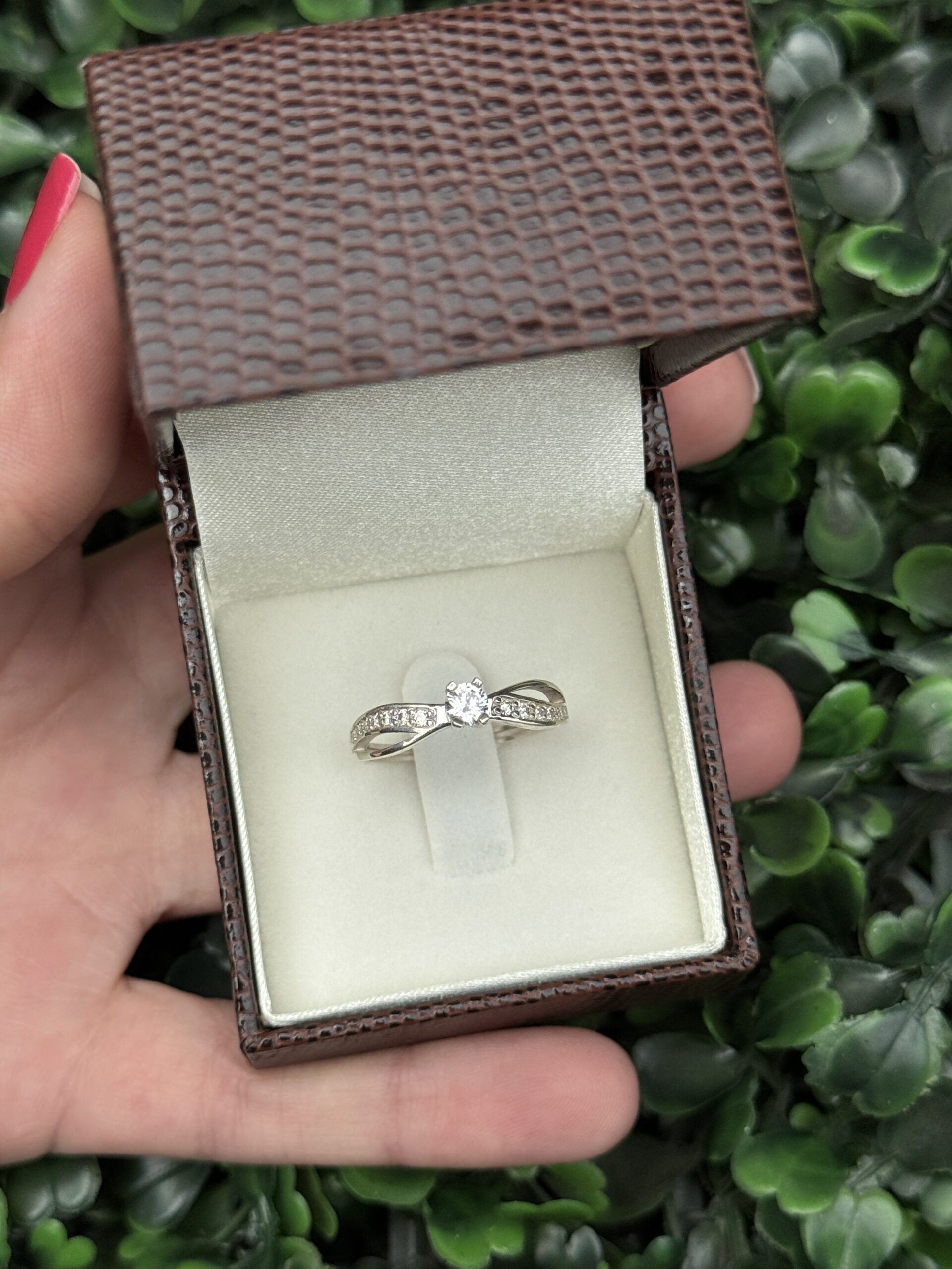 Solitário em prata cravejado