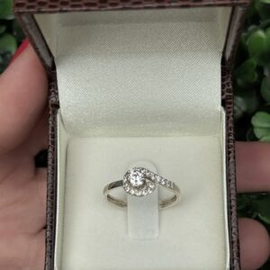 Solitário em prata cravejado