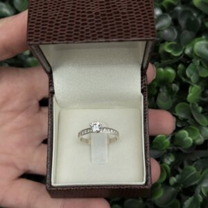 Solitário em prata cravejado