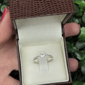 Solitário em prata cravejado