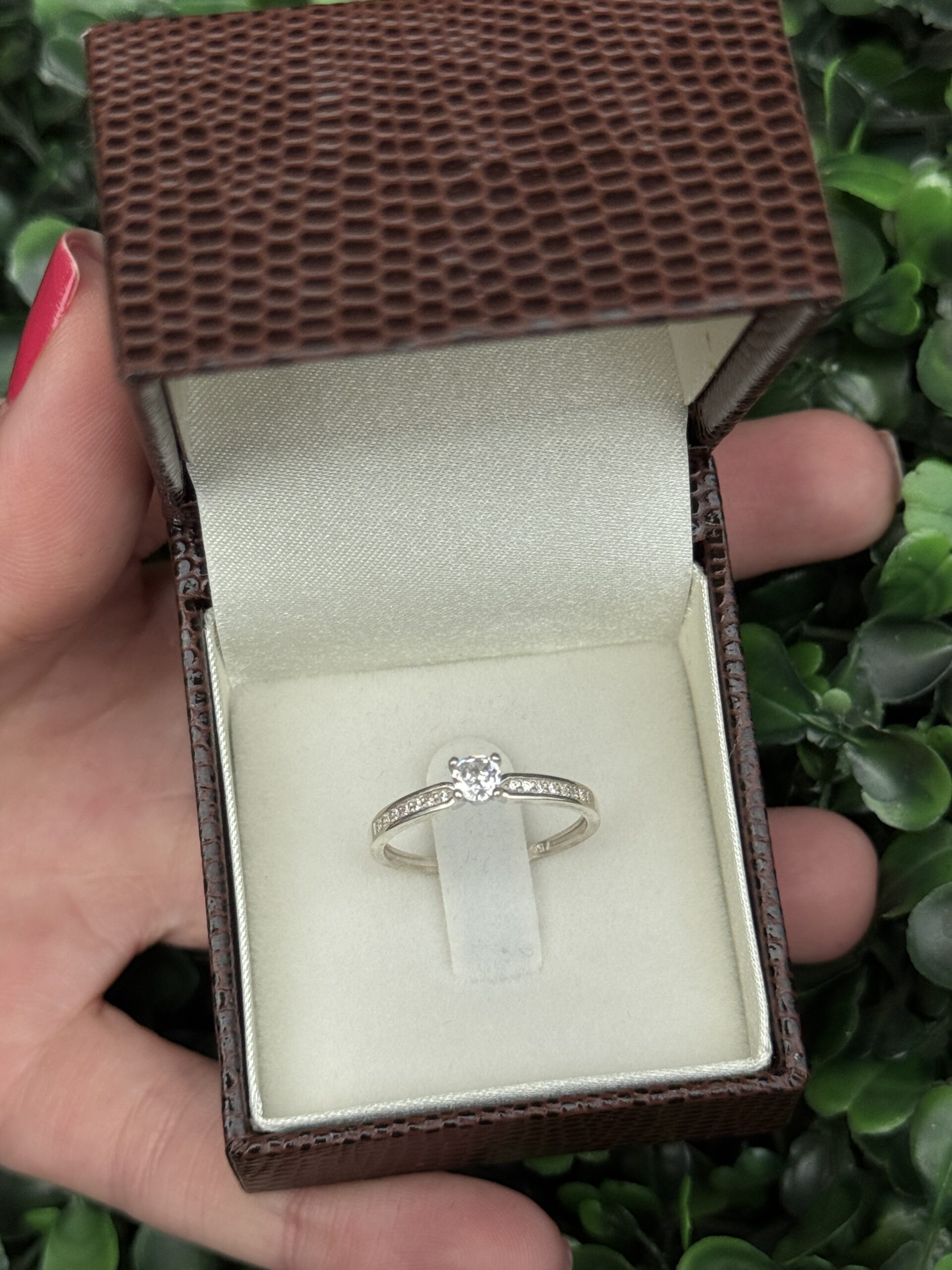 Solitário em prata cravejado