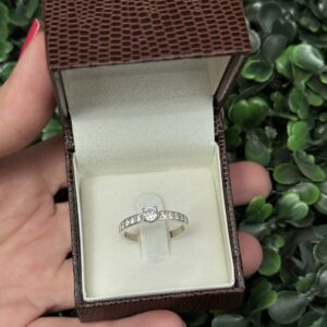 Solitário em prata cravejado