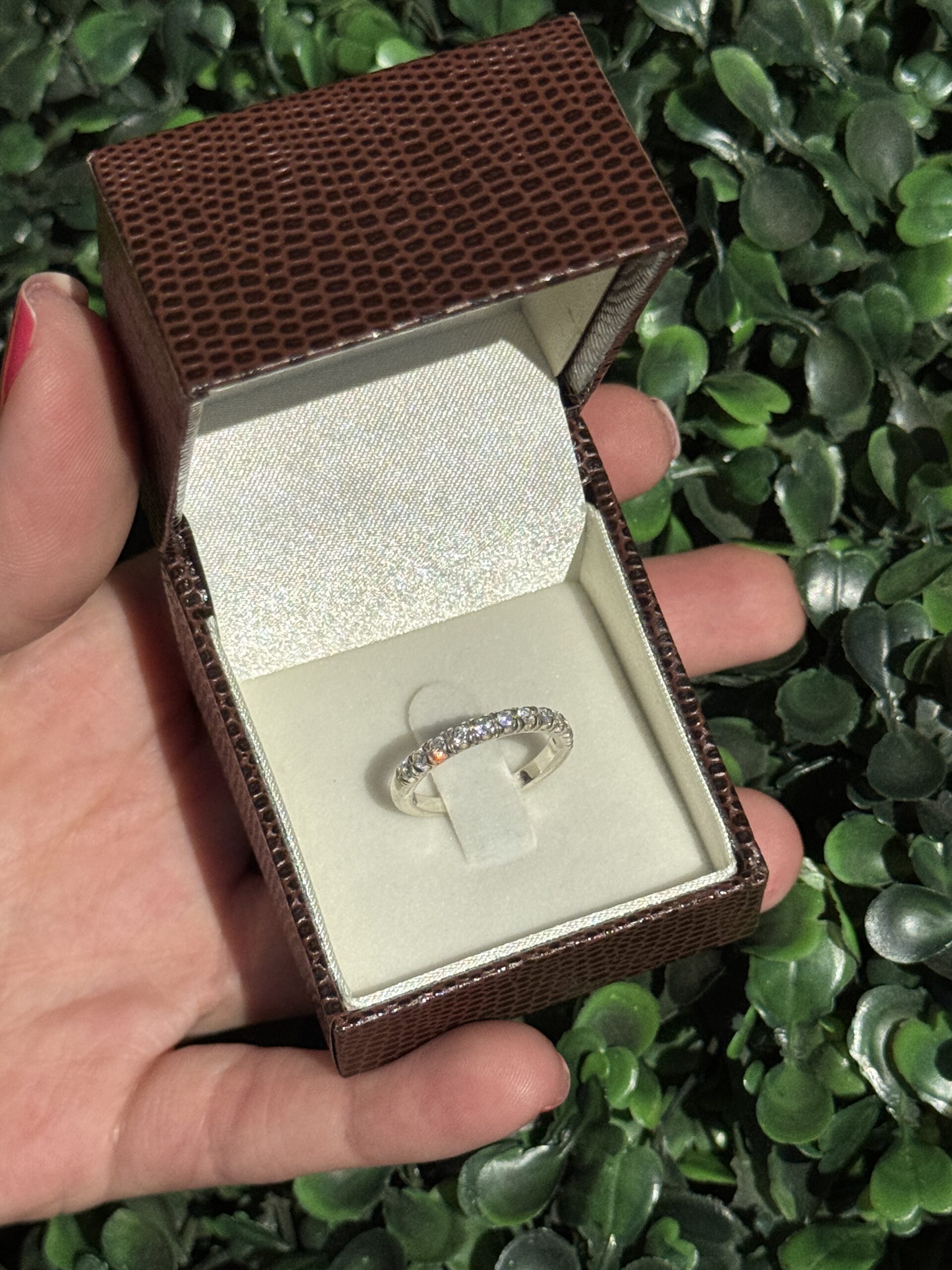 Meia aliança em prata cravejada - Imagem 9