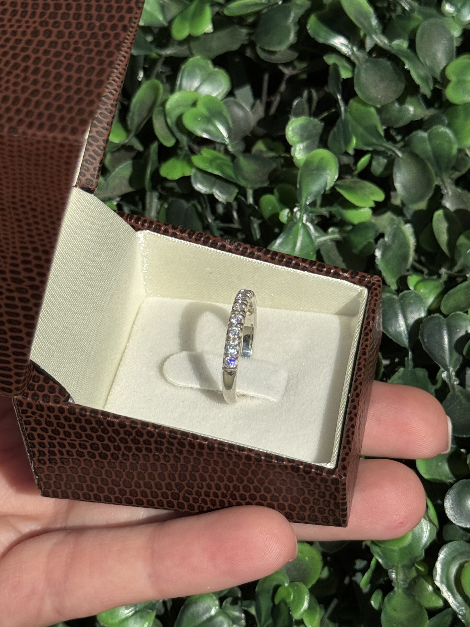 Meia aliança em prata cravejada - Imagem 8