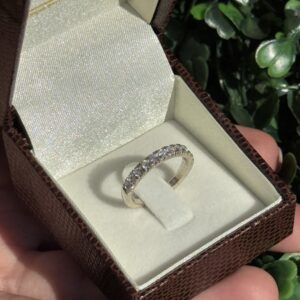 Meia aliança em prata cravejada