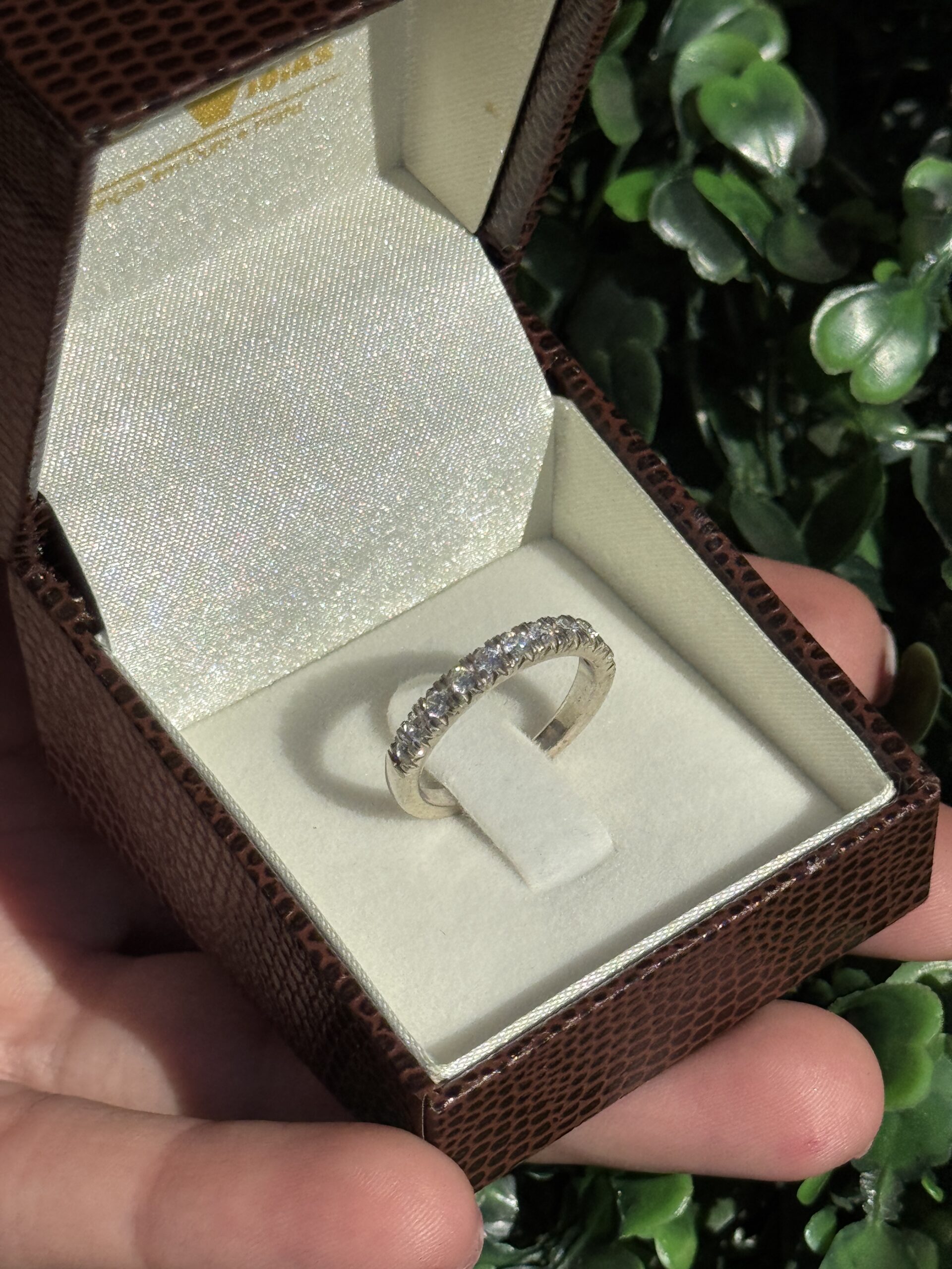 Meia aliança em prata cravejada