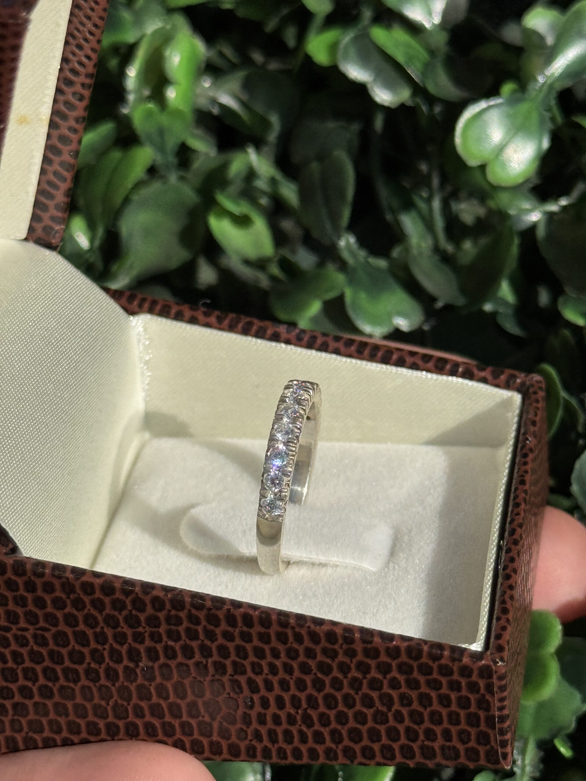 Meia aliança em prata cravejada - Imagem 2