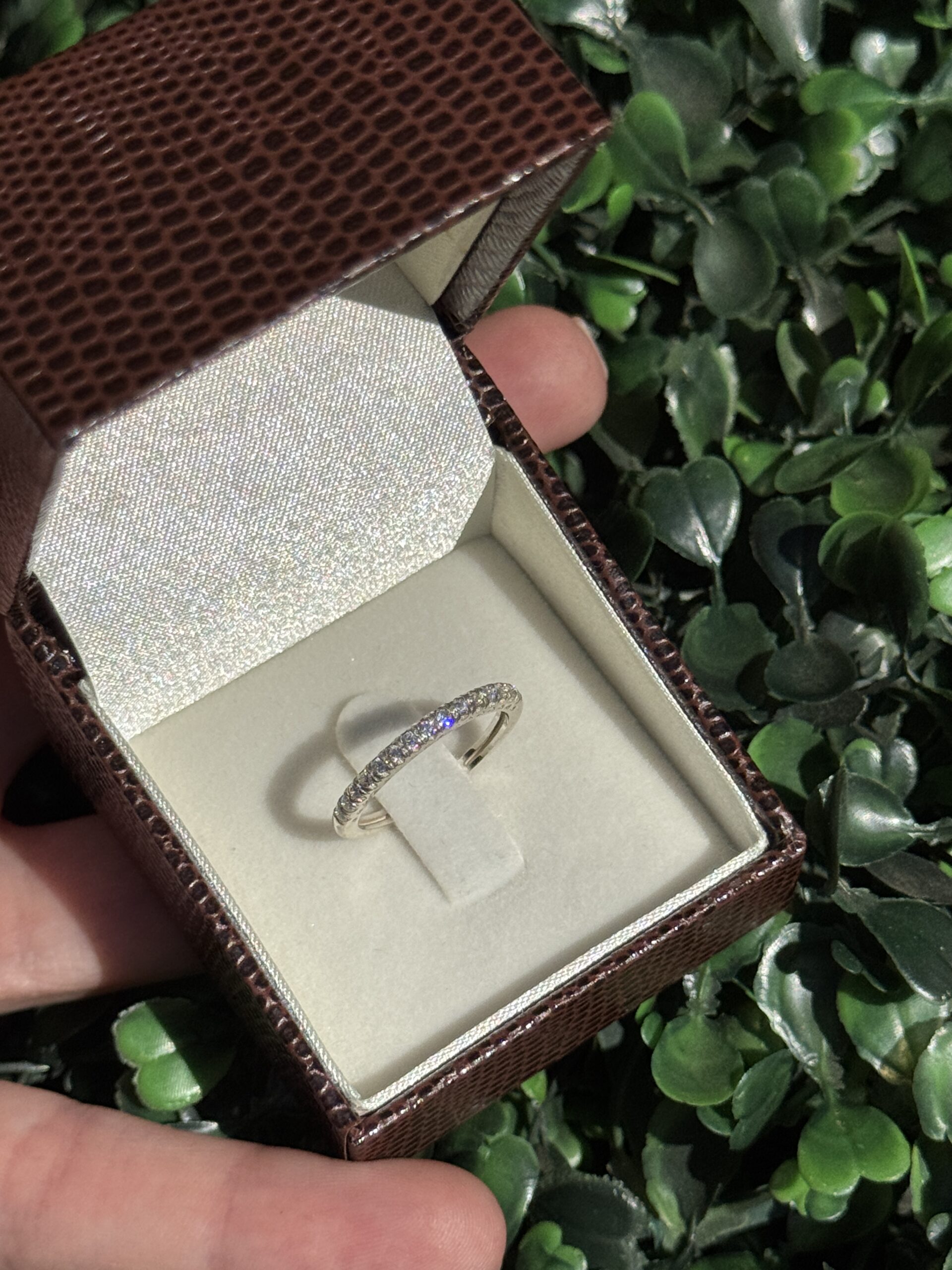 Meia aliança fina em prata