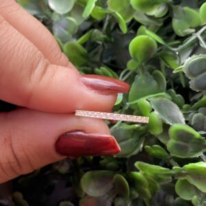 Meia aliança em prata cravejada