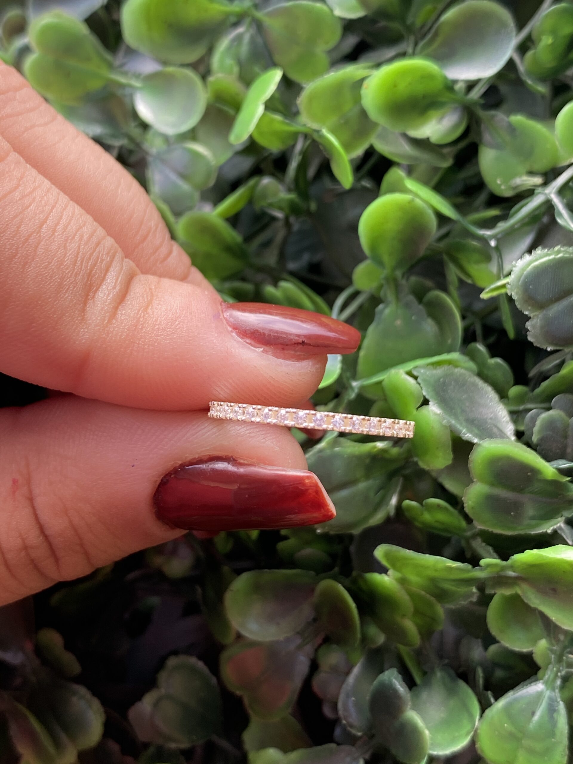 Meia aliança em prata cravejada