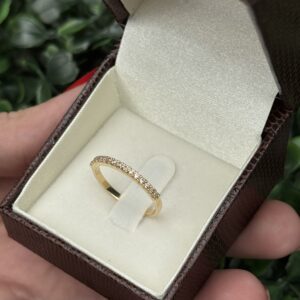 Meia aliança fina em ouro 18k