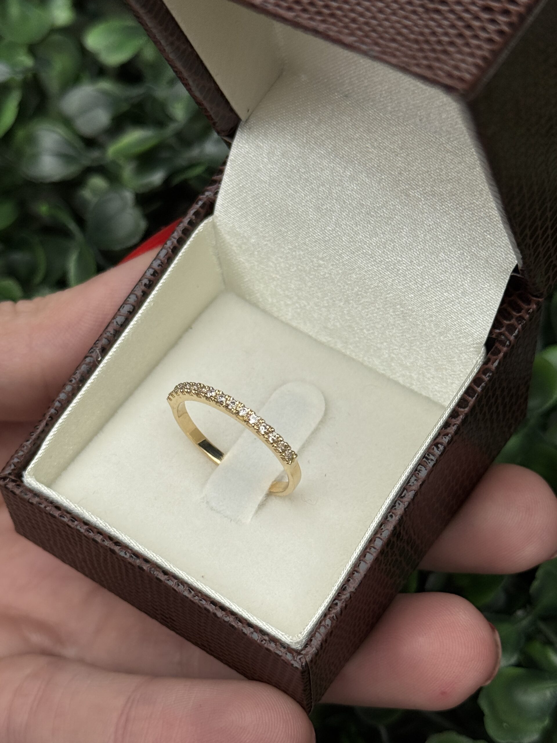 Meia aliança fina em ouro 18k