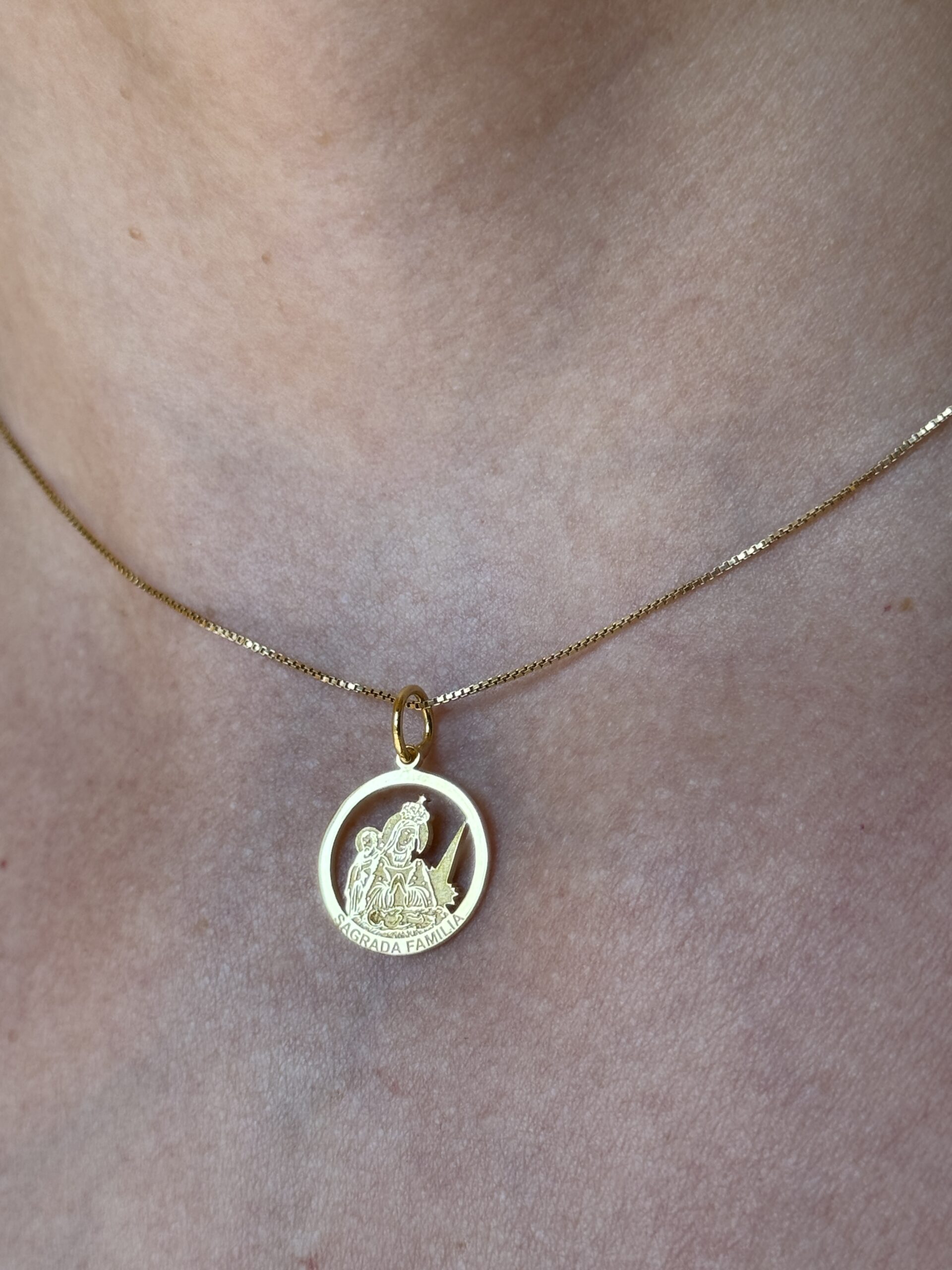 Pingente Sagrada Família em ouro 18k - Imagem 5