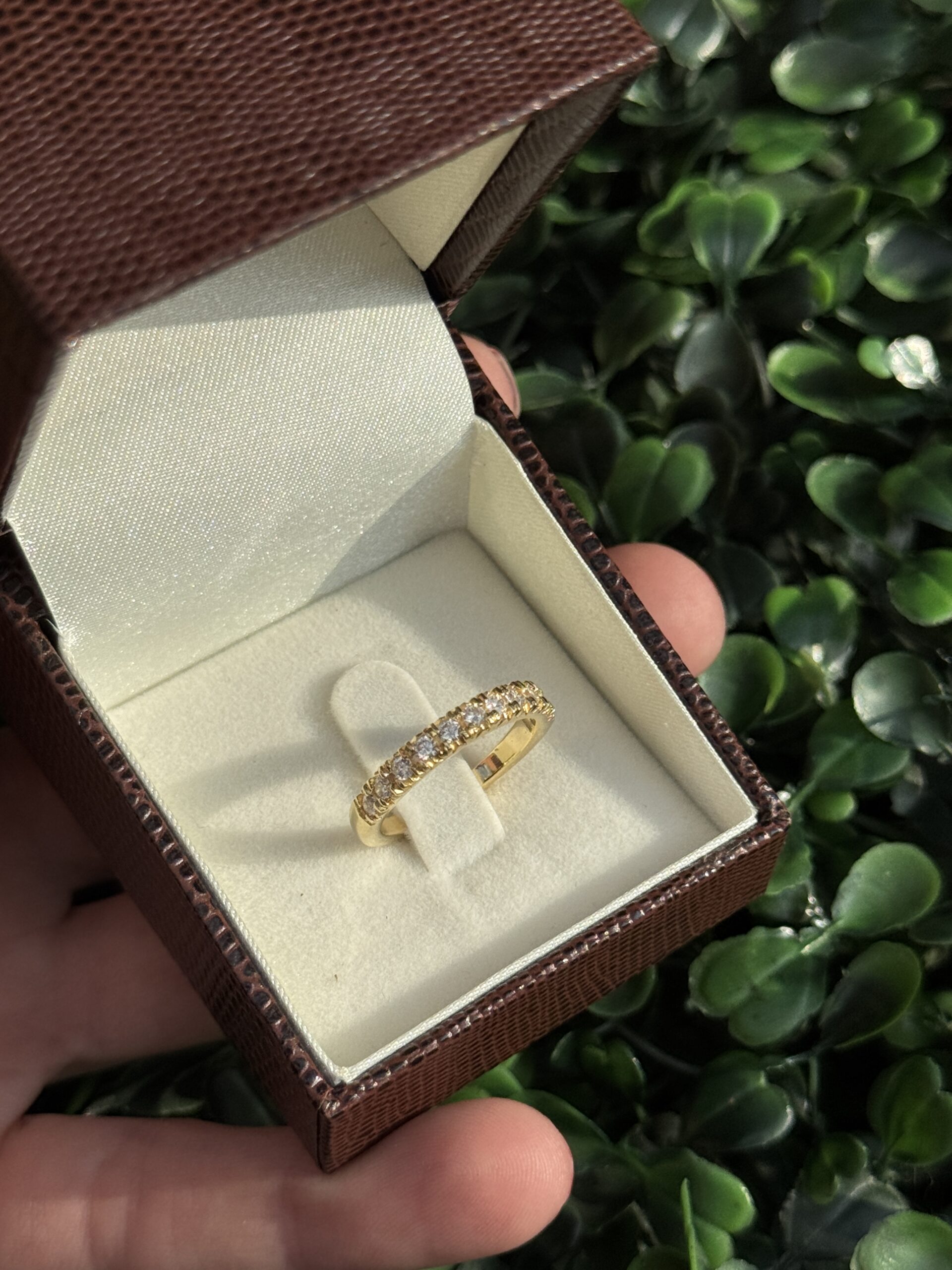 Meia aliança em ouro 18k