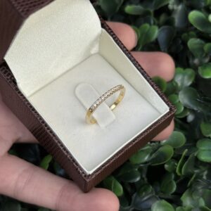 Meia aliança fina em ouro 18k