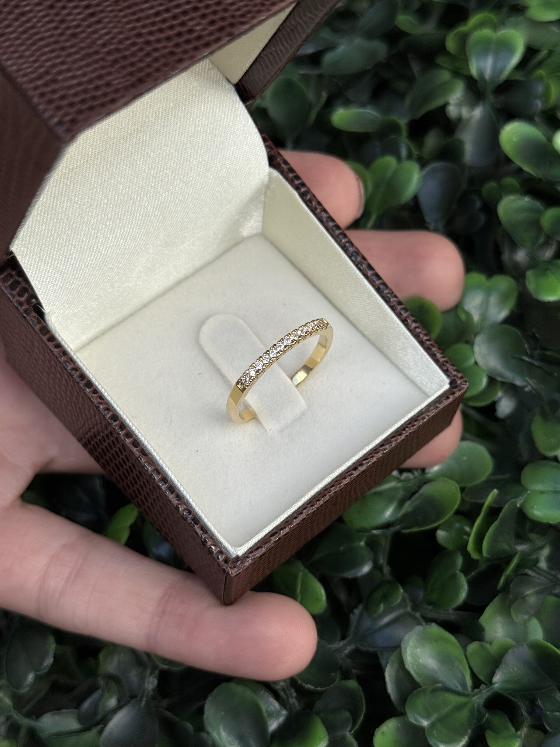 Meia aliança fina em ouro 18k